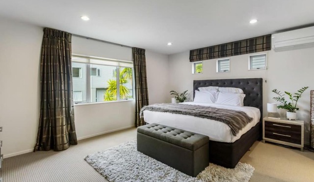 Contemporary Browns Bay Haven with Fabulous Patio