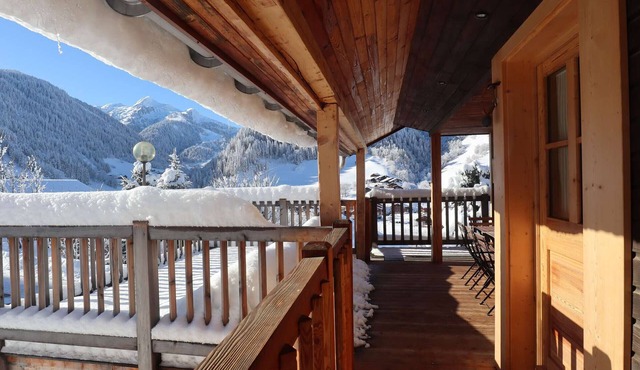 Contemporary chalet for 8, 4 bedrooms, mountain views, parking, near village
