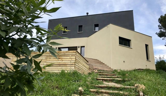 Contemporary comfortable & warm cottage in the heart of nature. Great view. SWIMMING POOL