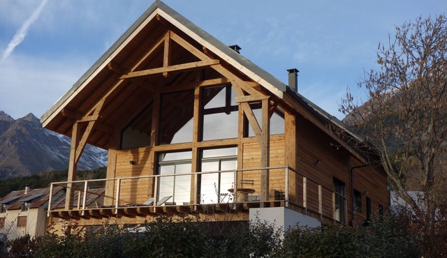 Contemporary chalet on the heights of Lake Serre-ponçon