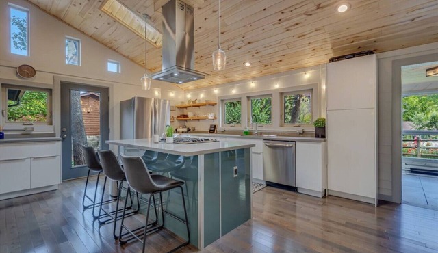 Contemporary cozy Retreat by Roaring Fork River