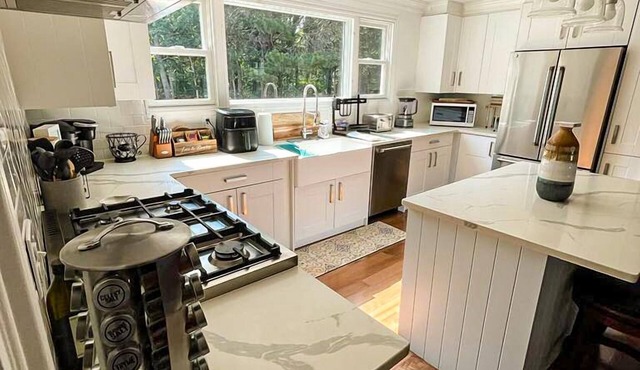 Contemporary Cape Getaway: Perfect Beachside Vacation for 10!