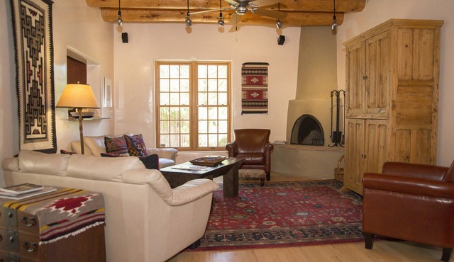 Contemporary Casa w/courtyard, 10 min. stroll to Canyon Road & historic Santa Fe