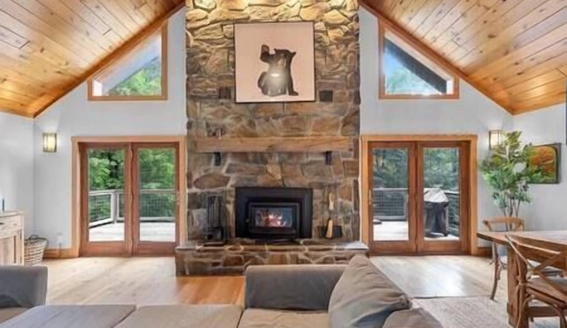 Contemporary Chalet - Open floor plan - Location!