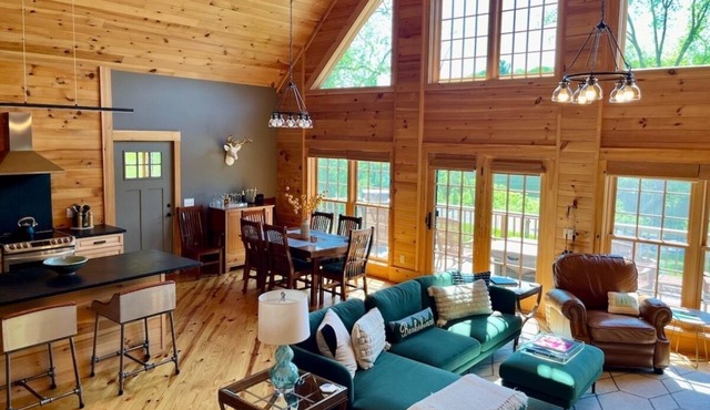 Contemporary Chalet: River Views, Screened Porch, Sleeps 7