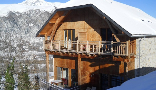 Contemporary chalet with exceptional views and exposure 4 minutes from St Lary Soulan
