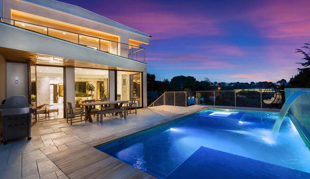Contemporary chic 7500 sq ft 6 bed/ 6 bath custom designed home with 4 full ocean view rooms