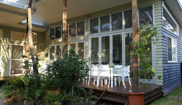 Contemporary chic-Ultra modern beach house, 2 mins stroll to beach, pet friendly