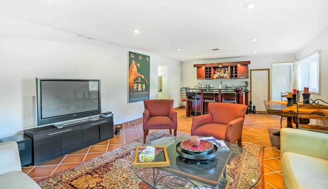 Contemporary Cincinnati Apt w/WiFi, Near Kenwood!