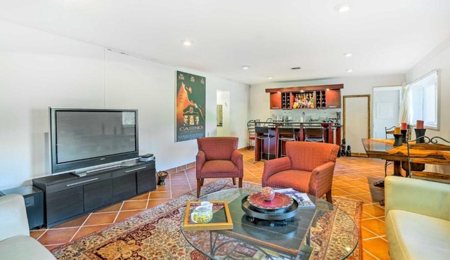 Contemporary Cincinnati Apt with WiFi, Near Kenwood!