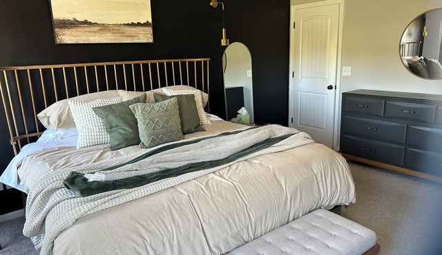 Contemporary Comfort - Lux 5 Bdrm 4King Escape
