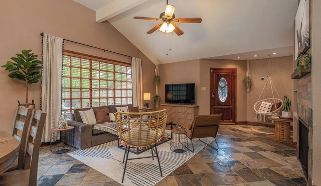 Contemporary Comfort with Quick WiFi and a Gorgeous Backyard