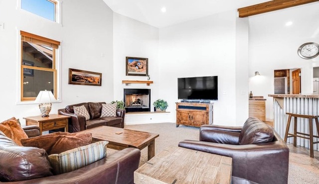 Contemporary condo near parks and downtown Moab with pool & hot tub