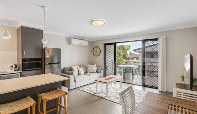 Contemporary & Convenient - City Fringe Townhouse!