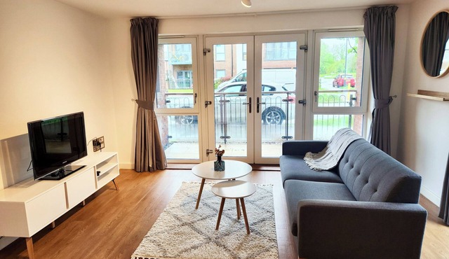 Contemporary Cosy 2 Bed/Bathrooms Apartment with Private Parking