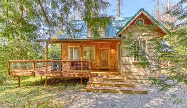 Contemporary cottage in the woods, less than a mile to the beach - dog-friendly