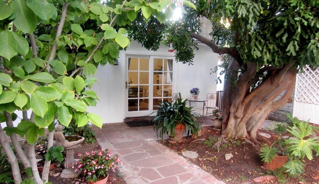 Contemporary Cottage - An LA Oasis with Private Heated Pool and Patio