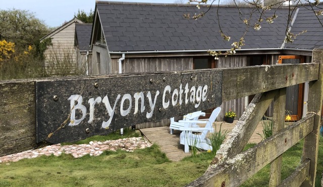 Contemporary cottage for 2 people (plus baby) in rural setting near to Falmouth