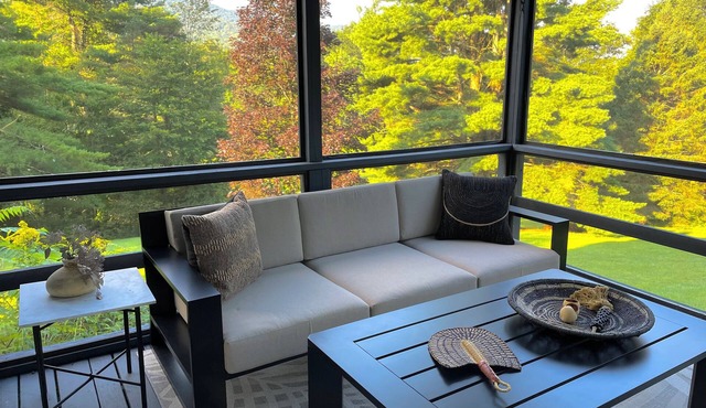 Contemporary Cottage Renovated 3 acres Near Battenkill River, Skiing &Manchester