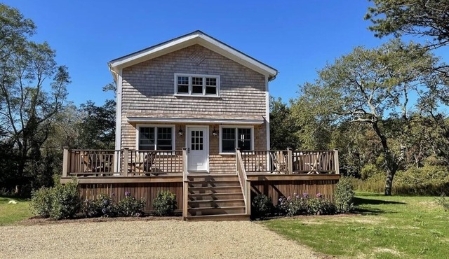 Contemporary cottage with outdoor shower infrared sauna 6 Min drive to the beach