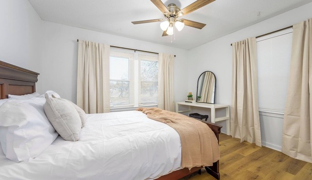 Contemporary Cozy Bungalow, 3 Bedroom, 1 Bathroom in East Wichita.