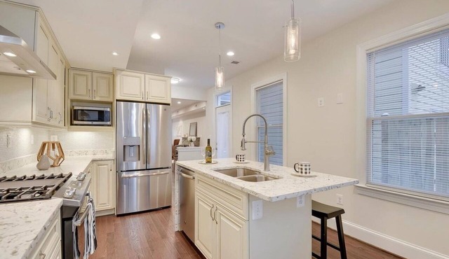 Contemporary, Cozy, & Convenient in Old Town Alexandria