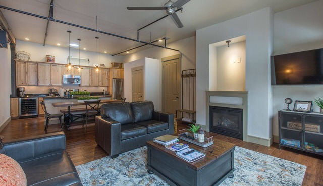 Contemporary Cozy Loft | Heart of Downtown | Air Conditioning