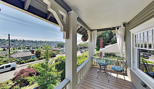 Contemporary Craftsman: Skyline Views, A/C, Epic Outdoor Entertaining Space