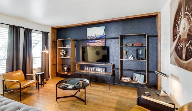 Contemporary Dallas Condo w/Pool Access!