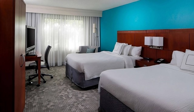 Contemporary Deluxe Room Close to Beaches! Free Parking, Pet-Friendly, Pool!