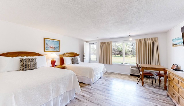 Contemporary dog-friendly studio with beach access, pool & tennis courts