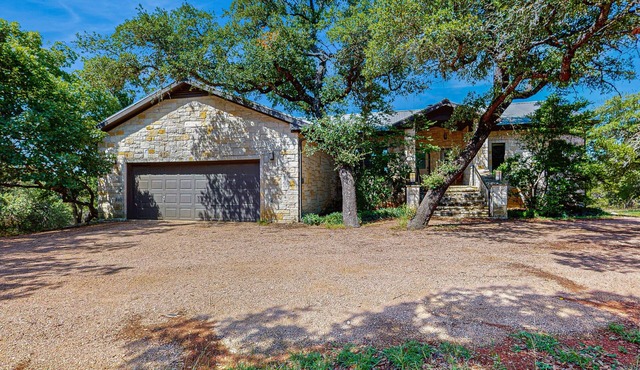 Contemporary dog-friendly house w/private gas grill, hot tub, & outdoor pool