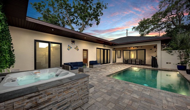 Contemporary, Downtown location, Pool, Spa & Sauna, very close to Beaches