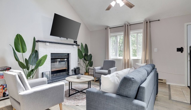 Contemporary Escape ⭐️ Hot Tub ⭐️ Karaoke ⭐️ Gaming ⭐️ Fire Pit ⭐️ Lake Access