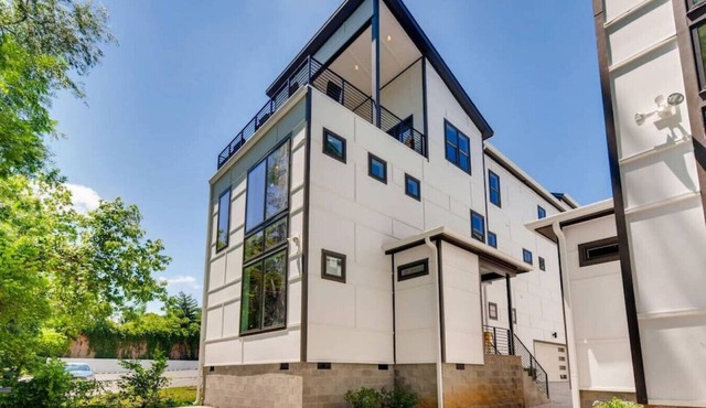 Contemporary Escape Near Downtown!