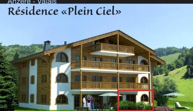 Contemporary flat with a garden. Warmly decorated; a large living room with a dining room and a bea