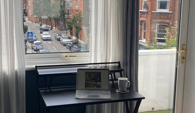 Contemporary flat with a balcony in London SW6