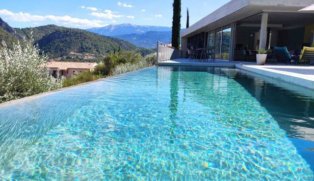 Contemporary guest rooms in the Baronnies Provençales