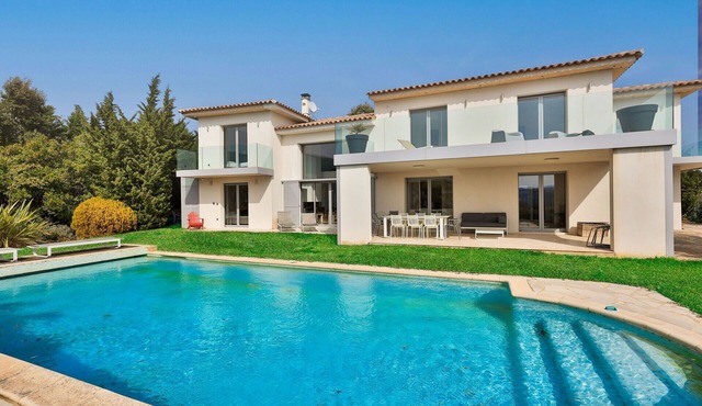 Contemporary villa with panoramic sea view