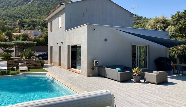 Contemporary house, large swimming pool, quiet, family-oriented, 15 minutes from the sea