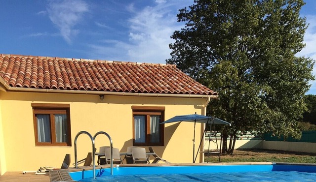 Contemporary house, neuve ,with pool and indoor hot tub ,jardin cloturé