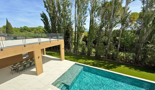Contemporary villa for 10 guests with heated pool, gym & sauna
