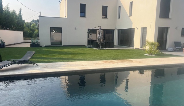 Contemporary home in Vaison-la-Romaine Comfort, light & heated pool in Provence