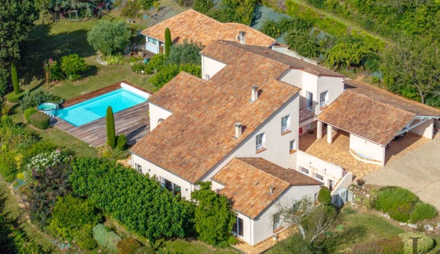 Contemporary home open to nature: happy family days.
