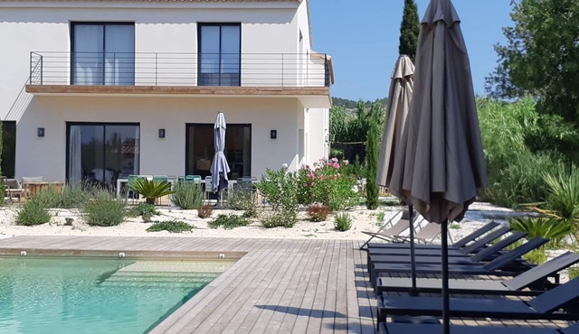 Contemporary gîte in Paradou. Sleeps 12.