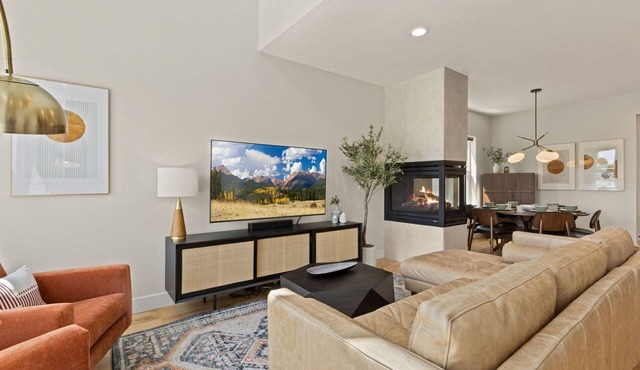 Contemporary Gem - Rooftop Deck & Private Hot Tub!