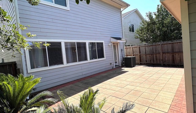 Contemporary Getaway Home. MIN away from Downtown, NRG stadium and Med center. n
