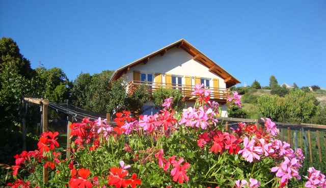 contemporary gite between Ubaye and Durance overlooking the Serre Ponçon lake