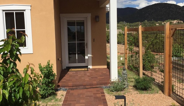 Contemporary Guest House-Close In, Great Views