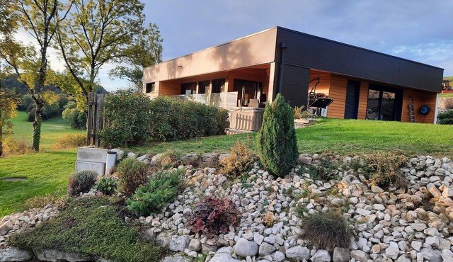 Contemporary home with jacuzzi overlooking nature